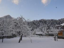 West End Lodges, guest house sa Upper Neelun