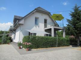 Centrum Apartmanház, hôtel à Balatonboglár