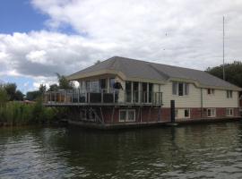 비딩허젠에 위치한 호텔 Water Villa, Houseboot at the Lake, Great Views, 70 km to Amsterdam