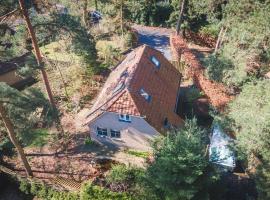 Wellnesshuis met jacuzzi en sauna in het bos, hotel v mestu Lunteren