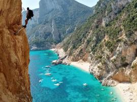 bedandclimbing, hotel em Baunei