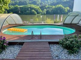 Bungalow Donaublick mit Pool und Garten, хотел в Sankt Nikola an der Donau