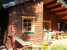 Holzhaus Waldwichtel am Wald und See, hotel en Neuruppin