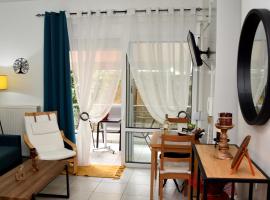 Floras House, hotel em Caristo