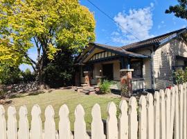 Large 5 bedroom Victorian style house box hill, Hotel in Box Hill