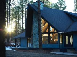 Cobalt Cabin Gateway to Grand Canyon Sedona & More, casa rústica em Williams