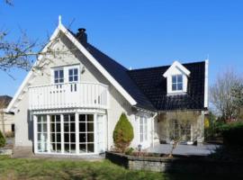 Vrijstaande villa met grote tuin, 4 slaapkamers en sauna, hotel v destinácii Zeewolde