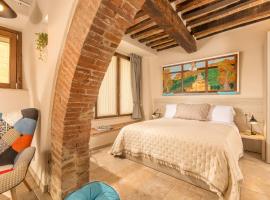 Palazzo Falcinelli Luxury Room in Montepulciano Center with Elevator, bed & breakfast a Montepulciano