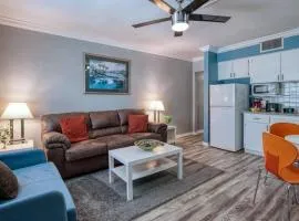 Sunset Beach Suites of Madeira Beach! Pet Friendly Summer Getaway! Steps to Beach! - Suite 10