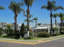 Casa Bon ubicada en Nueva Galicia residencial, es una propiedad completa al sur de la ciudad que te ofrece modernidad, espacio, tranquilidad, cuenta con 4 recamaras 3 baños completos y 2 cajones de estacionamiento privados, Hotel in Guadalajara