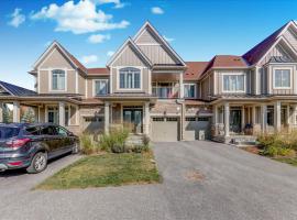 Executive Town Home-Mountain View-Historic Snowbridge Village, Walking Distance to the Resort, Hotel in Collingwood