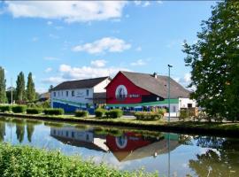 Auberge La Péniche，Pierrefitte-sur-Loire的有停車位的飯店