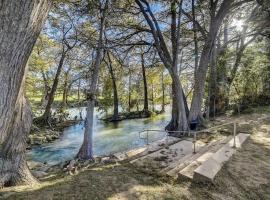 Walk to Schlitterbahn, River Access & Pets OK, hotel din New Braunfels