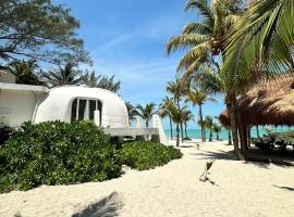 Playa privada con casa entera y palapa, beach hotel in Ciudad del Carmen