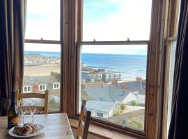 THE STONES a beautifully presented PRIVATE APARTMENT with far reaching VIEWS Over ST IVES HARBOUR and BAY and FREE ONSITE PARKING for LARGER GROUPS book along with our Connecting TWO SISTER APARTMENTS，聖艾夫斯的飯店