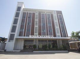 Monarch Express Chakan, hotel en Chakan