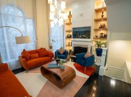 Luxury Townhome Minutes From DC, hotel em Alexandria