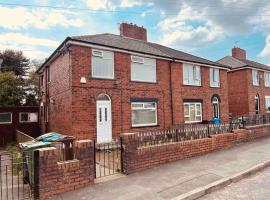 Entire 3 Bed Home in Oldham, hotel a Oldham