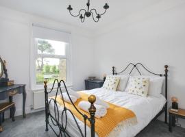 Sea Salt Cottage - Mins to beach & shops Dog Friendly, hotell i Deal