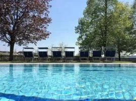 Ferienhaus mit Garten, Terrasse und Whirlpool