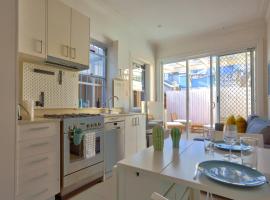 2 Bedroom House Situated at the Centre of Surry Hills 2 E-Bikes Included, Hotel in Sydney