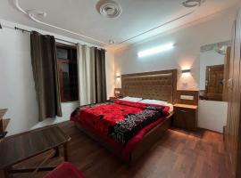 Hotel Premier Mall Road Manali, готель у місті Маналі