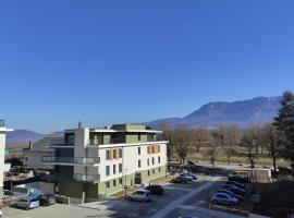 Charming 2 room apartment 300m walk from Lac du Bourget!, hotel u gradu Burže di Lak