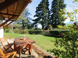 Comfortable garden level 2 minutes from the lake on foot!, hotel u gradu Burže di Lak