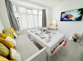 Luxurious House near Excel- Air Conditioning, 9 Beds, 2 Baths, Garden, fast WiFi – obiekt B&B 