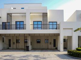 Luxury Villa by the sea, hotel pantai di Fujairah