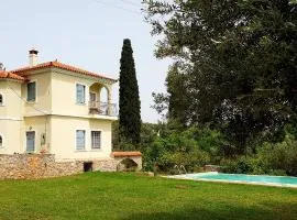 Cottage with private boat & pool