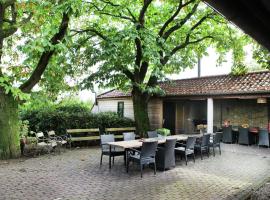 Atmospheric country house in Asten on a golf course, hotell i Asten