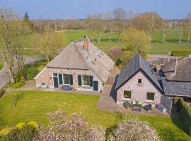 Hanendorper Hoeve - gastenhuisje bij monumentale boerderij, hotell med jacuzzi i Emst