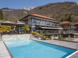 Savoielac - Lac d'Annecy - Talloires - Vue panoramique : Villa Egalité Golf, hotelli kohteessa Talloires