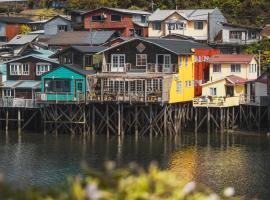 Palafito Hostel Chiloé, hotel en Castro