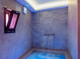 LUXUITE SPA con PISCINA e JACUZZI, hotel en Alberobello