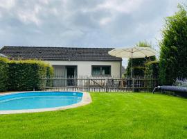 Beautiful Villa with swimming pool in Zonhoven, hotelli kohteessa Genk