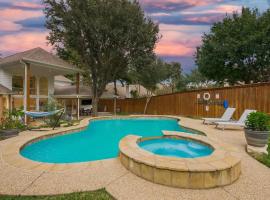 Spacious and Luxury Home w Cinema Room and Pool, hotel in Grand Prairie