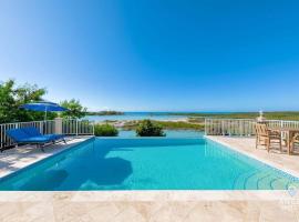 Breathtaking Chalk Sound Private Pool Sunset Villa, hotel u gradu Providensijales