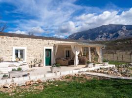 Stone House With Jacuzzi "DINARA", Ferienhaus in Kijevo