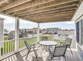 Narragansett Home with Scenic Views Walk to Beach!, hotel em Narragansett