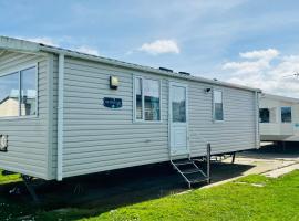 Luxurious caravan in Lyons Holiday Park Rhyl，Meliden的度假園區