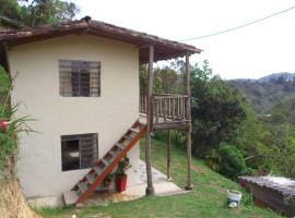 Cabaña rústica rural, hotell i El Peñol