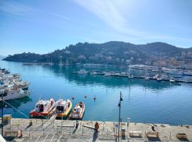 Porto Santo Stefano में CASA LA MARINELLA SUL PORTO, बीच होटल