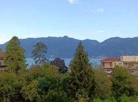 Studio with Lake and Montains views Free Parking, hotell i Luino