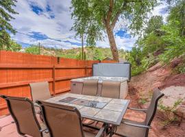 *H* NEW! Manitou Springs Downtown Retreat *, ξενοδοχείο σε Manitou Springs