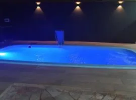 Casa com piscina de 2 dormitórios