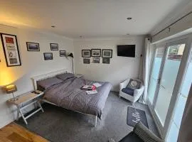 Modern immaculate studio with AC & parking, outside the CAZ