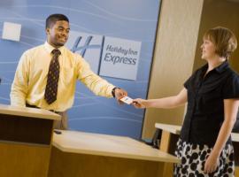 Holiday Inn Express & Suites Alexandria - Fort Belvoir, an IHG Hotel, hotel v mestu Alexandria