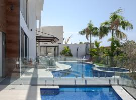 LUX amazing villa with private pool, villa em Eilat